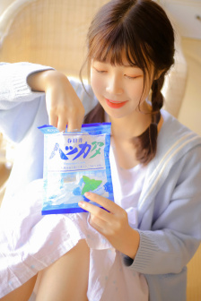 给大家介绍!美女把腿扒开让男人桶爽